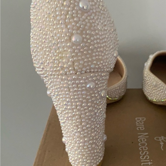 Elegant Pearl-Embellished Cream Heels - Picture 4 of 6